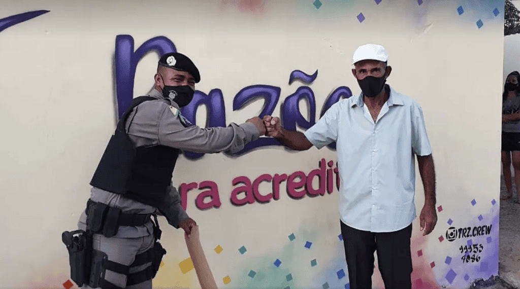 Gesto de policial militar muda a vida de vendedor de picolé e cria rede de solidariedade