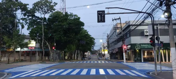 Faixas de pedestres em Rio Branco são revitalizadas com cores azul e branca; FOTOS 7 Faixas de pedestres em Rio Branco são revitalizadas com cores azul e branca; FOTOS