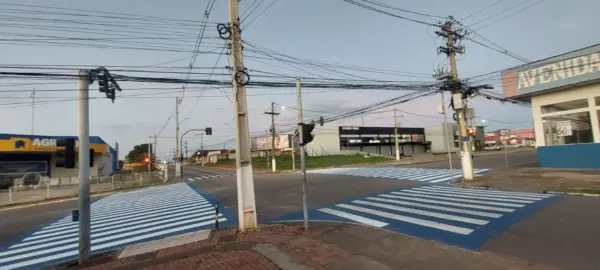 Faixas de pedestres em Rio Branco são revitalizadas com cores azul e branca; FOTOS 6 Faixas de pedestres em Rio Branco são revitalizadas com cores azul e branca; FOTOS