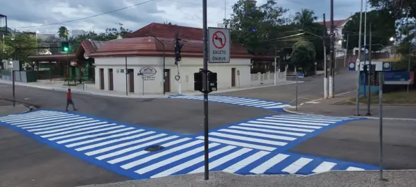 Faixas de pedestres em Rio Branco são revitalizadas com cores azul e branca; FOTOS 4 Faixas de pedestres em Rio Branco são revitalizadas com cores azul e branca; FOTOS