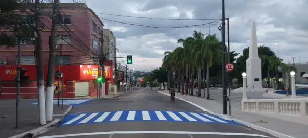 Faixas de pedestres em Rio Branco são revitalizadas com cores azul e branca; FOTOS 3 Faixas de pedestres em Rio Branco são revitalizadas com cores azul e branca; FOTOS