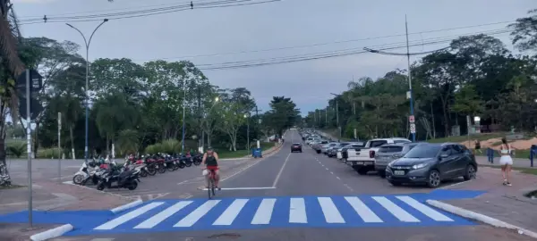 Faixas de pedestres em Rio Branco são revitalizadas com cores azul e branca; FOTOS 1 Faixas de pedestres em Rio Branco são revitalizadas com cores azul e branca; FOTOS