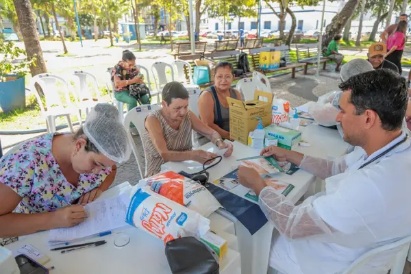Ação na Praça da Revolução orienta população de Rio Branco sobre riscos da automedicação