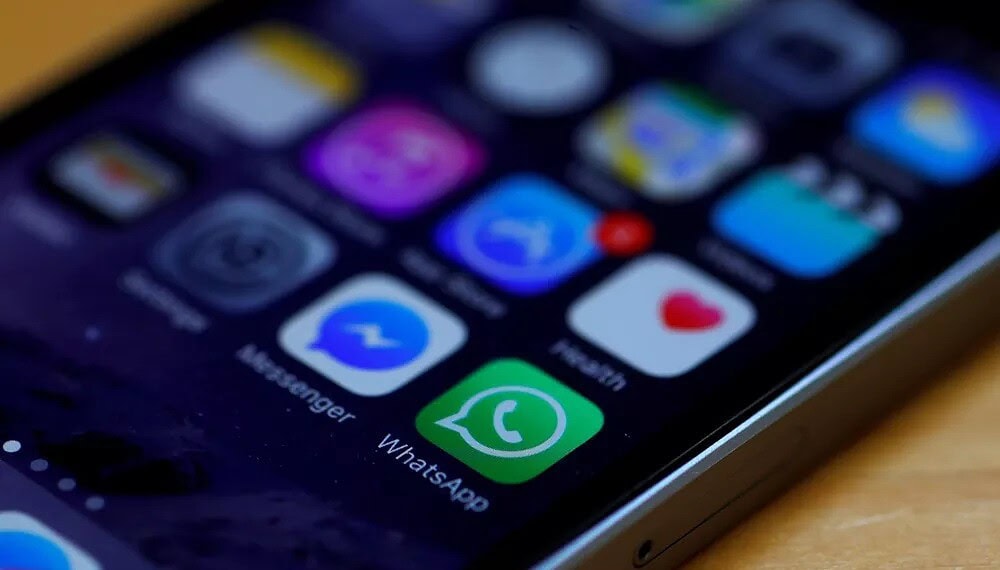 Aplicativo do WhatsApp em um iPhone — Foto: Reuters