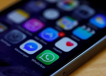 Aplicativo do WhatsApp em um iPhone — Foto: Reuters
