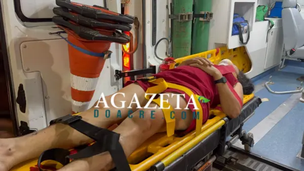 Mulher fica ferida após colisão entre bicicleta e moto na Baixada da Sobral