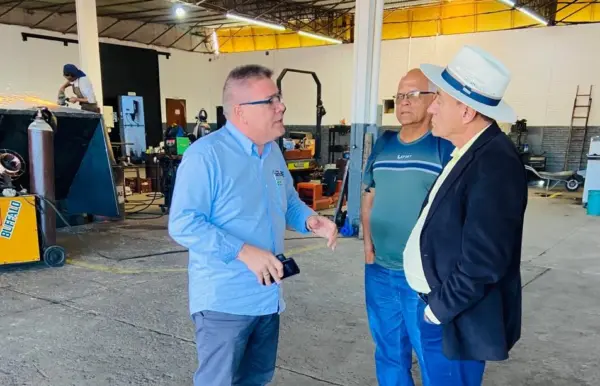 Bocalom visita fábrica em SP e anuncia reforços para infraestrutura de Rio Branco