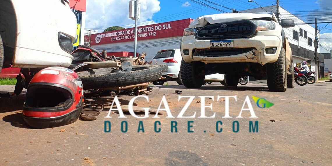 Colisão entre carro e moto deixa casal ferido em cruzamento de Rio Branco