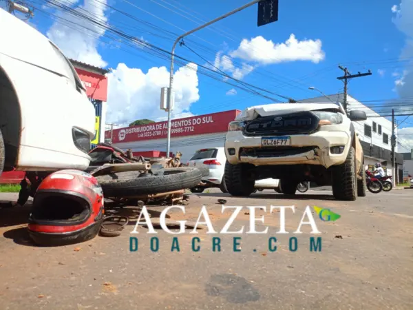 Colisão entre carro e moto deixa casal ferido em cruzamento de Rio Branco