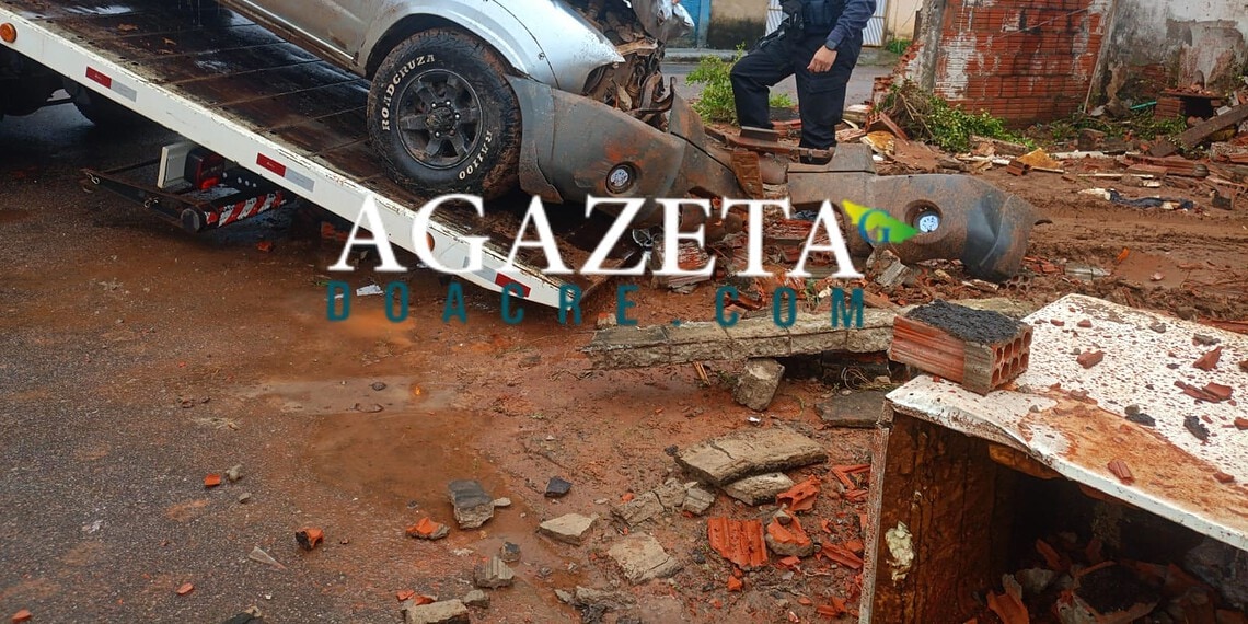 Motorista perde controle de caminhonete e destrói muro e fachada de casa em Rio Branco
