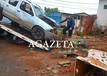 Motorista perde controle de caminhonete e destrói muro e fachada de casa em Rio Branco