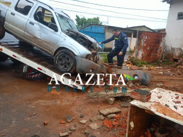 Motorista perde controle de caminhonete e destrói muro e fachada de casa em Rio Branco