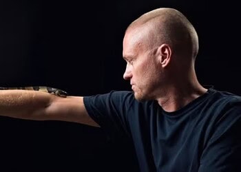Tom Friede foi picado mais de 200 vezes por cobras de várias espécies — Foto: AP
