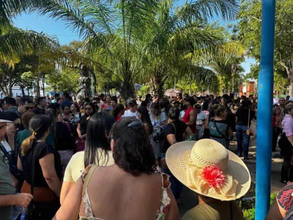 Servidores da Educação cobram reajuste salarial e melhorias nas escolas em ato com paralisação em Rio Branco