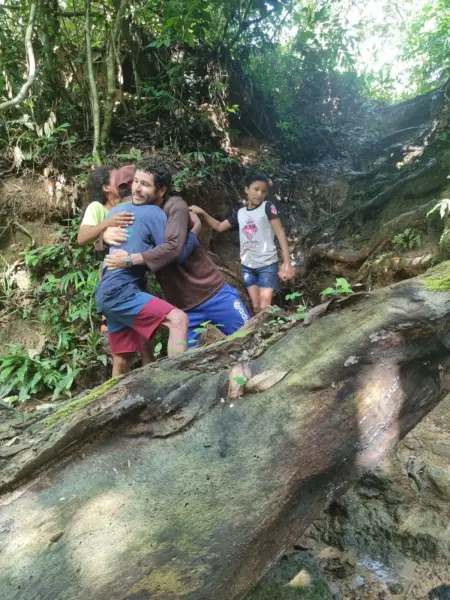 Pai e filho são resgatados após cinco dias perdidos na mata no Acre 2 Pai e filho são resgatados após cinco dias perdidos na mata no Acre