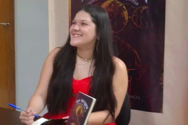 Bate-papo literário com Rayssa Castelo Branco movimenta programação da Biblioteca Pública do Acre