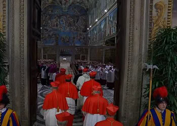 Cardeais entram na Capela Sistina para início do conclave - (crédito: Reprodução Vaticano )