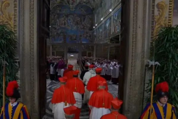 Cardeais entram na Capela Sistina para início do conclave