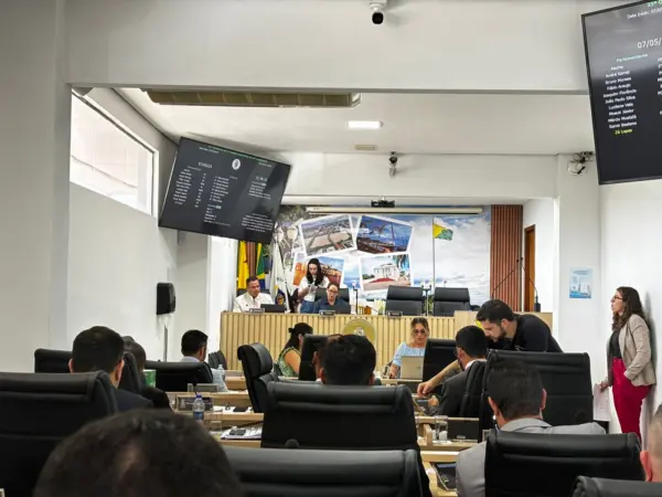 Vereadores se revoltam com ausência de Joabe na Câmara e sessão acaba em confusão