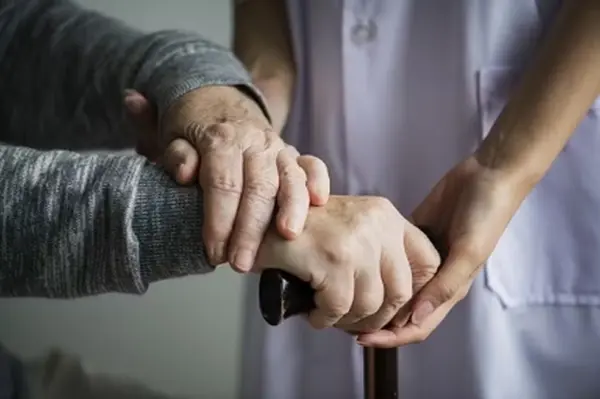 Doulas do fim da vida: o trabalho de quem acompanha a morte