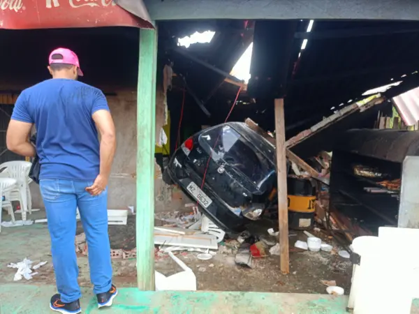Motorista embriagado invade churrascaria e deixa quatro feridos em Rio Branco 5 Motorista embriagado invade churrascaria e deixa quatro feridos em Rio Branco