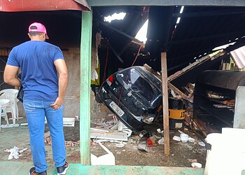 Motorista embriagado invade churrascaria e deixa quatro feridos em Rio Branco