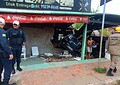 Motorista embriagado invade churrascaria e deixa quatro feridos em Rio Branco