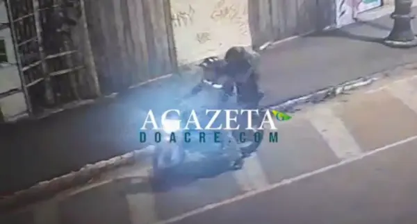 Vídeo mostra momento em que dupla em moto atira várias vezes contra grupo em bar de Rio Branco; Assista