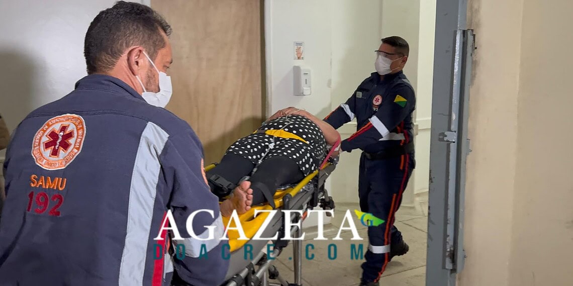 Motociclista colide com carro parado e atropela idosa na BR-317, no Acre; duas pessoas ficam feridas