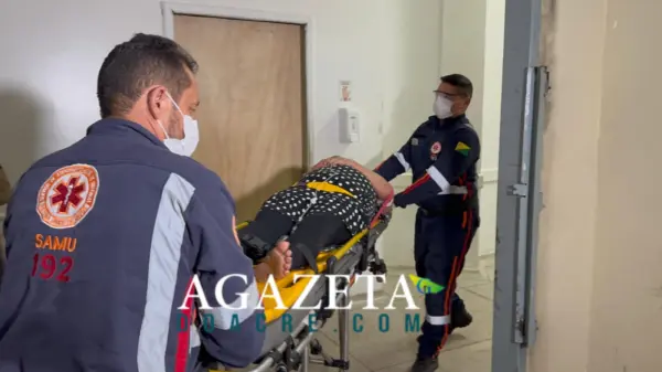 Motociclista colide com carro parado e atropela idosa na BR-317, no Acre; duas pessoas ficam feridas