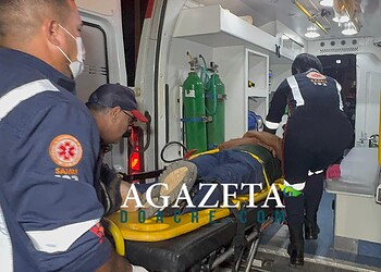 Motociclista atinge buraco, invade pista contrária e colide com ciclista em Rio Branco