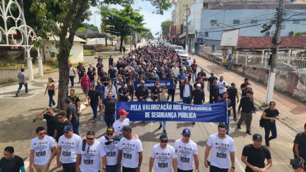 Policiais e bombeiros fazem protesto no Centro de Rio Branco por valorização da segurança pública