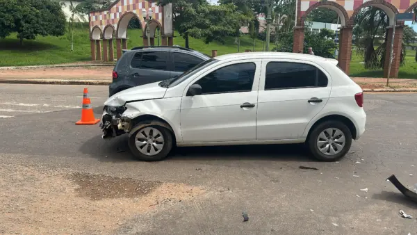 Conversão proibida provoca acidente e deixa motociclista com múltiplas fraturas em Rio Branco