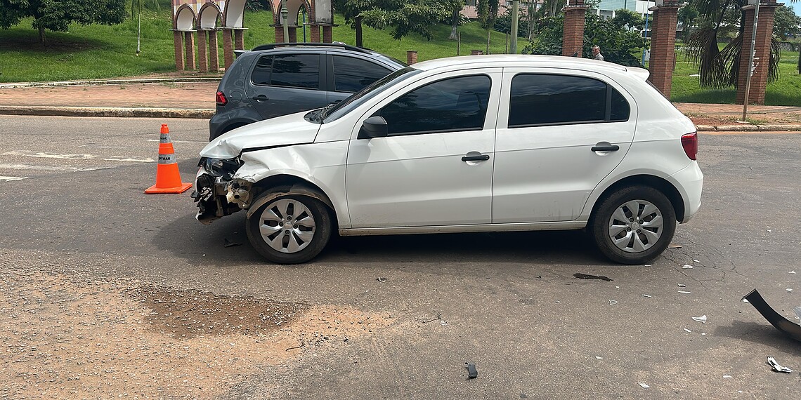 Conversão proibida provoca acidente e deixa motociclista com múltiplas fraturas em Rio Branco
