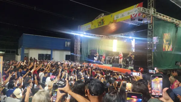 CarnavAssis 2025 movimenta tríplice fronteira com shows e multidão em celebração aos 49 anos de Assis Brasil