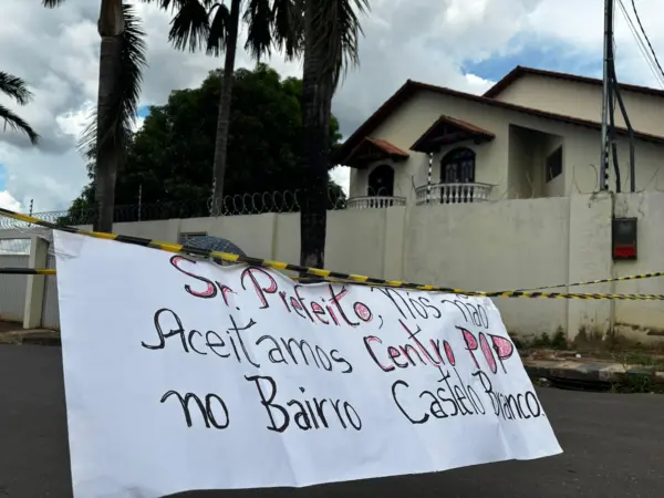 Moradores do Castelo Branco protestam em frente ao Centro Pop: "falta de respeito"