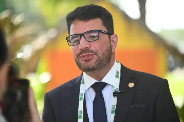 Gladson embarca para Cruzeiro do Sul para o lançamento oficial da Expoacre Juruá