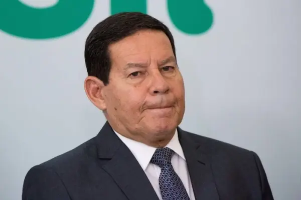 Mourão chama 8/1 de “baderna” e diz que “estava na piscina” durante atos
