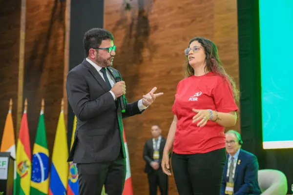 VÍDEO: Manifestante invade palco durante discurso de Gladson na Ufac e ouve resposta direta do governador: ‘bagunça não’