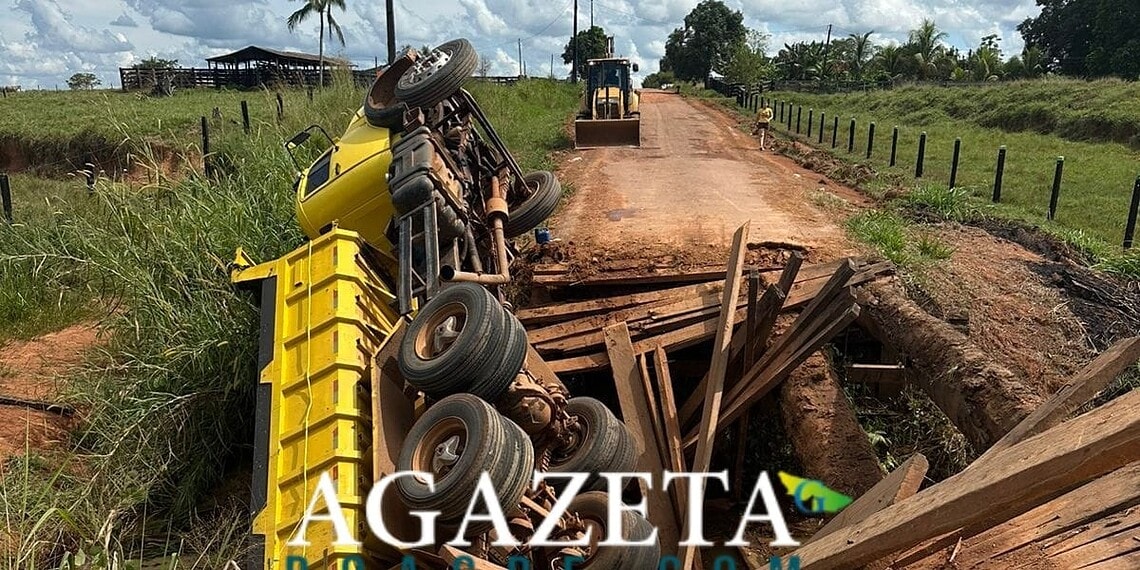 Ponte de madeira cede e caminhão cai em igarapé em ramal no Acre