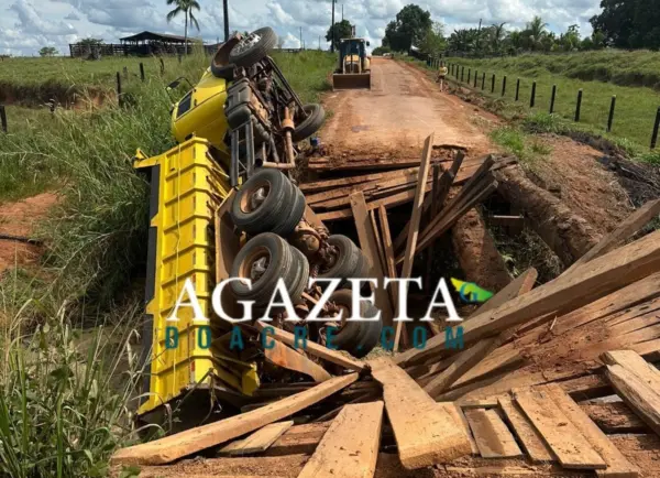 Ponte de madeira cede e caminhão cai em igarapé em ramal no Acre