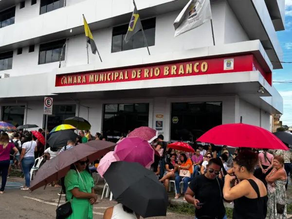 Em greve, servidores da Educação protestam em frente à Câmara por reajuste salarial