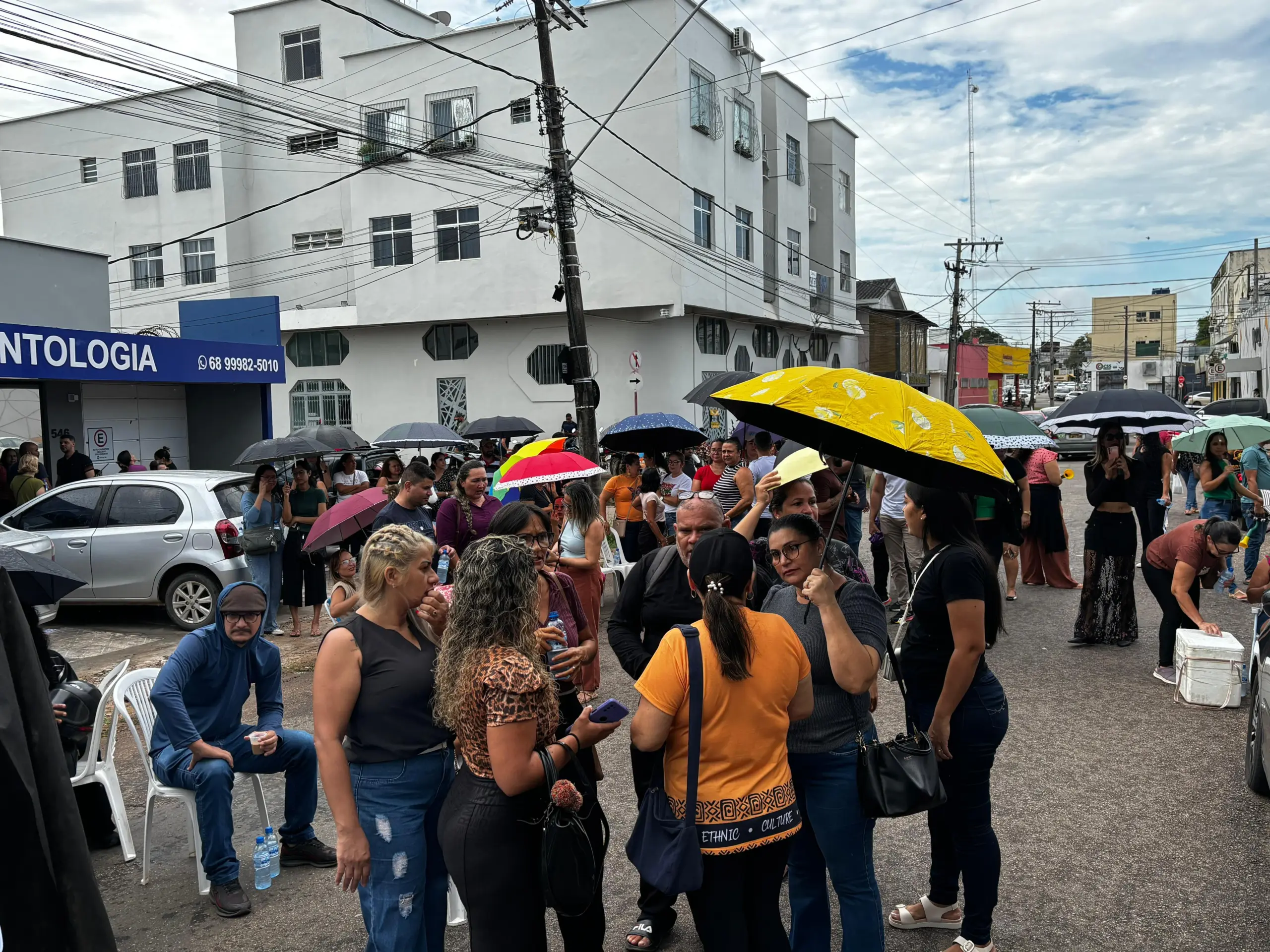 Em greve, servidores da Educação protestam em frente à Câmara por reajuste salarial 1 Em greve, servidores da Educação protestam em frente à Câmara por reajuste salarial