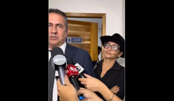 Vereador faz insinuações sobre presidente de sindicato, que escuta tudo e interrompe entrevista; assista
