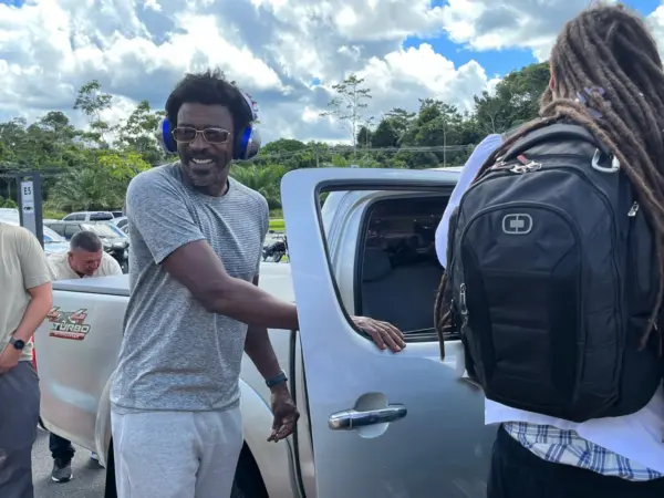 Seu Jorge desembarca no Acre para gravação de filme e se encanta com calor e receptividade: 'adorei as pessoas'