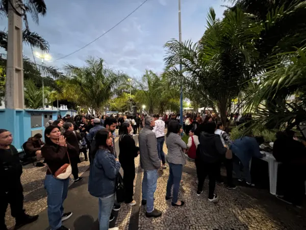 Em vigília na Praça da Revolução, trabalhadores da Educação cobram respostas da Prefeitura de Rio Branco