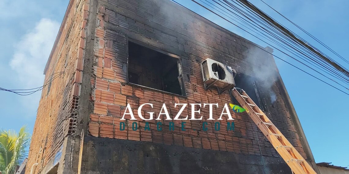 Incêndio provocado por álcool destrói casa próxima a unidade de saúde em Rio Branco