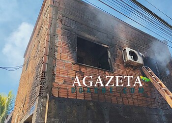 Incêndio provocado por álcool destrói casa próxima a unidade de saúde em Rio Branco
