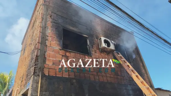 Incêndio provocado por álcool destrói casa próxima a unidade de saúde em Rio Branco