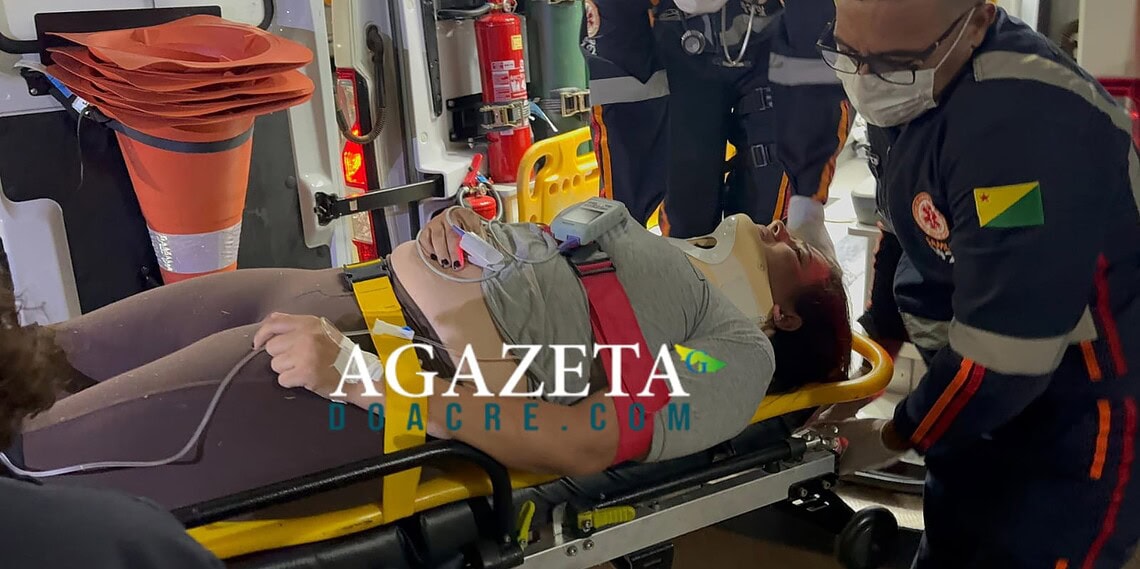 Pneu estoura durante curva, motociclista é arremessada para mata e sofre fraturas no Corpo